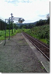 本中小屋駅ホーム