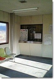 野花南駅舎内